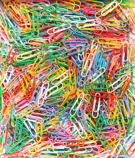 Paperclips färgglada regnbåge tapeter. Festlig fest bakgrund gjord av gem för kontorsmaterial butik — Stockfoto