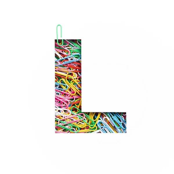 Litera L angielskiego alfabetu kolorowych tęczowych spinaczy do papieru, biała kartka papieru ciętego. Rodzaj materiałów biurowych — Zdjęcie stockowe