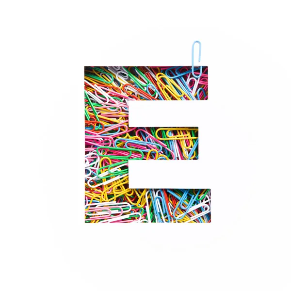 Buchstabe E des englischen Alphabets aus bunten Regenbogen-Büroklammern, weiß geschnittenem Büroblatt. Schrift für Bürobedarf — Stockfoto