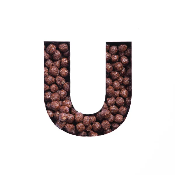 Lettera U di alfabeto fatto di palline di cereali al cioccolato bio e carta tagliata isolata su bianco. Tipo di carattere per un negozio di alimenti sano — Foto Stock