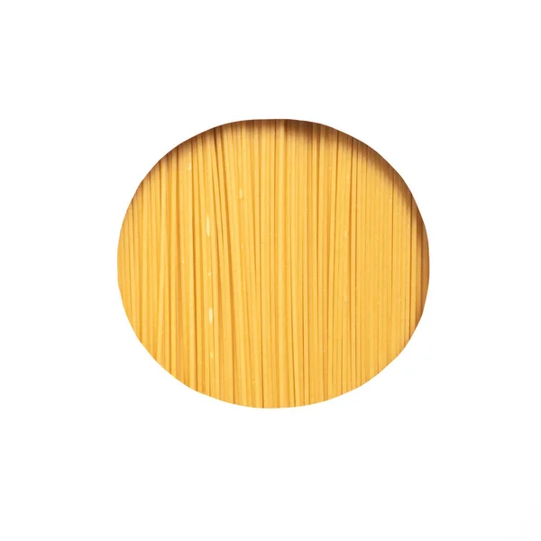 Cibo italiano. Lettera O o cerchio fatto di pasta spaghetti, carta bianca tagliata. Design del packaging alimentare — Foto Stock