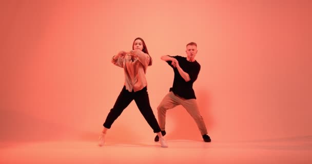 Bailando pareja joven moderna mostrando la danza energética contemporánea expresiva, bailarines de hip hop rendimiento — Vídeos de Stock