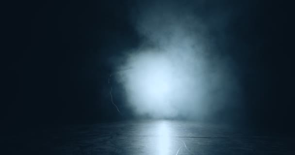 Полет, свобода. Изящный балетный танцор в облаке дыма и в центре внимания. Гибкий балетный танцор, движущийся в тумане — стоковое видео