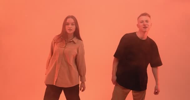 Táncoló fiatal pár hűvös mozog a stúdióban a füst. Kortárs tánc, hip-hop táncosok előadása — Stock videók