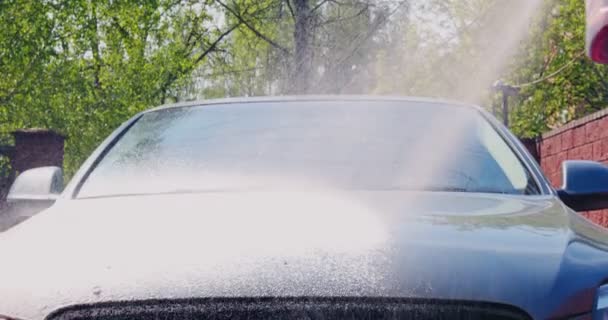 Basınçlı yıkama makinesiyle araba temizliği. Arabanın kaputuna köpük sıkıyorum. Araba yıkama ve detay verme konsepti — Stok video