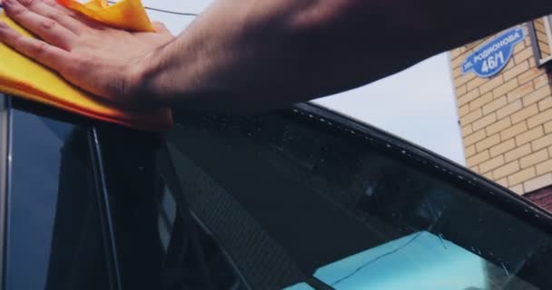 Lavage de voiture et des détails. Nettoyage ouvrier et essuyage fenêtre de voiture par chiffon en microfibre. Gros plan — Video