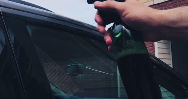 Homem usando química para limpar a janela do carro. Carro de limpeza da mão masculina por pulverização de espuma, água com sabão. Detalhes do carro — Vídeo de Stock
