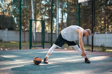 Profesyonel Amerikan erkek basketbol oyuncusu, yaz aylarında sahada ısınıyor.