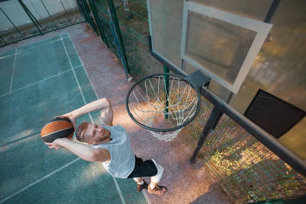 Jugador de baloncesto con el objetivo de lanzar la pelota en el aro de baloncesto, vista superior. Concepto de logro deportivo — Foto de Stock