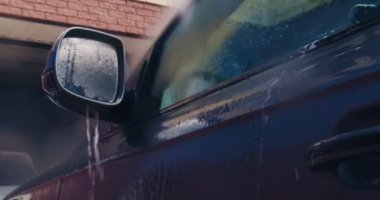 Araba servisinde araba aynası ve pencereyi yıkama işi. Araba yıkama ve temizlik.