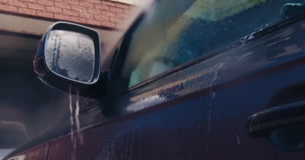 Lavagem profissional de espelho de carro e janela por arruela de pressão no serviço de carro. Lavagem de carro e detalhamento — Vídeo de Stock