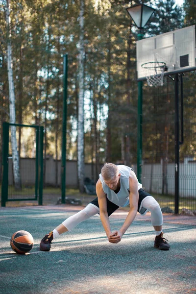 Treinamento de jogador de basquete americano masculino profissional, aquecendo na quadra ao ar livre no verão. Exercício energético — Fotografia de Stock