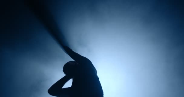 Nowoczesny balet. Sylwetka pełna wdzięku baleriny tańczącej tajemniczy taniec w teksturowanym niebieskim dymie w świetle reflektorów — Wideo stockowe