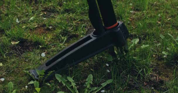 잡초를 가꾸는 일. 가드너는 탭 루트를 당김으로써 민들레의 잡초를 제거하기 위한 도구를 제거 한다. 방음 장치 — 비디오
