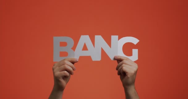Manos mostrando la palabra Bang of english language made of carved paper for blog screen saver, comics — Vídeo de stock