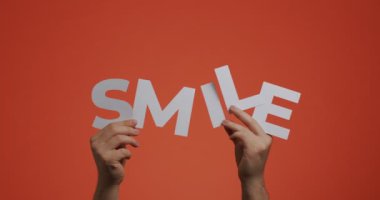 Ellerin gülümsediğini gösteriyor. Adam, blog ekran koruyucusu ve çizgi roman için oyulmuş kağıttan yapılmış ünlem cümlesini göster