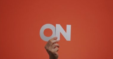 Eller havaya kalksın ve haber verin. Adam, blog ekran koruyucusu için oyulmuş kağıttan yapılmış işareti gösterir