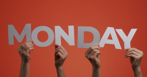 Ręce do góry pokazując słowo Poniedziałek angielski język wykonany z papieru rzeźbione wygaszacz ekranu bloga, komiksy — Wideo stockowe