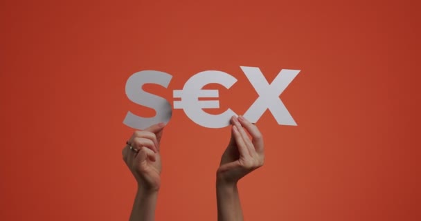 Hands raising up word sex of english language with euro sign. Man show word made of carved paper for feminist blog — Stock Video