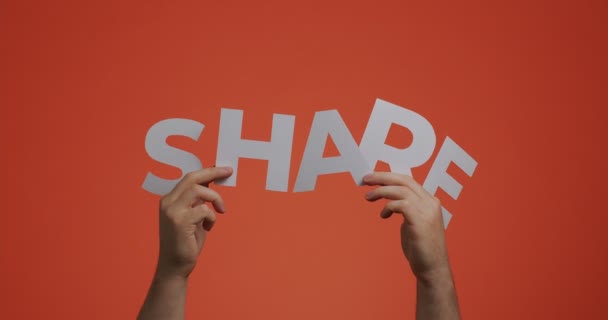 Ruce ukazující sdílení slov. 4k video vykřičník fráze vyrobené z vyřezávaného papíru pro blog — Stock video