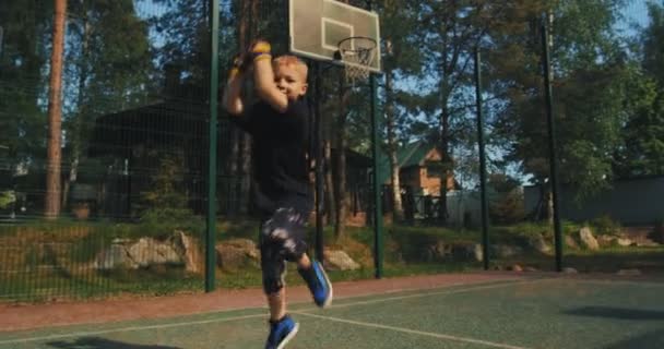 Tanec chlapeček show break dance na basketbalovém hřišti. Cool stylové dítě tanečnice breakdancing venku — Stock video