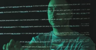 Erkek programcı kodlama geliştirilmiş gerçeklik hologramları ile yenilikçi teknoloji ekran uygulaması ile çalışıyor