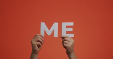 Ellerini göster bana. Kağıtlardan yapılmış zamiri olan 4K kollar videosu. İngilizce öğrenme