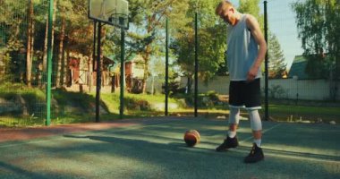 Profesyonel Amerikan erkek basketbol oyuncusu, yaz aylarında sahada antrenman yapmadan önce ısınıyor.
