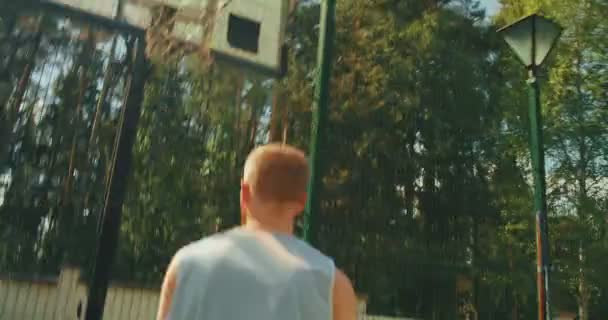 Баскетболисты спортивные счастливые отец и сын семьи играют на баскетбольной площадке на открытом воздухе в летнее время — стоковое видео