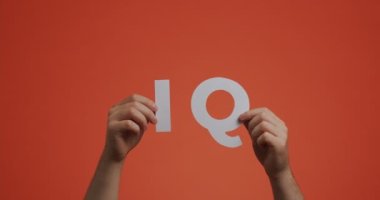 Eller IQ işaretini gösteriyor. Adam zeka seviyesini gösteriyor, blog için oyulmuş kağıttan yapılmış, ekran koruyucu. Eğitim kavramı