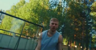 Amerikalı basketbolcu sahada top sürerken hızlı hareket ediyor. Kapatın.