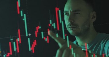 Erkek borsa simsarı, yenilikçi ekrana dokunan hisse senedi fiyatlarının grafiğine bakıyor. Kripto para birimi ve borsa