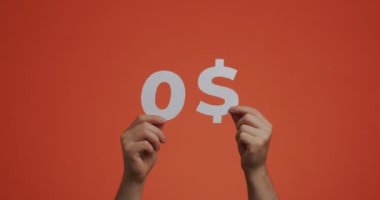 Sıfır dolar, bedava. Ellerin boş dolarlar gösteriyor. Adam indirimdeyken fiyat gösteriyor. İndirim, ekonomik kriz