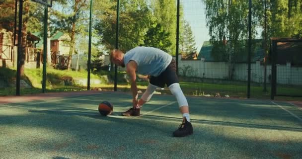 Professional male american basketball player training, warming up on court outdoors in summer. Energetic workout — Stock Video