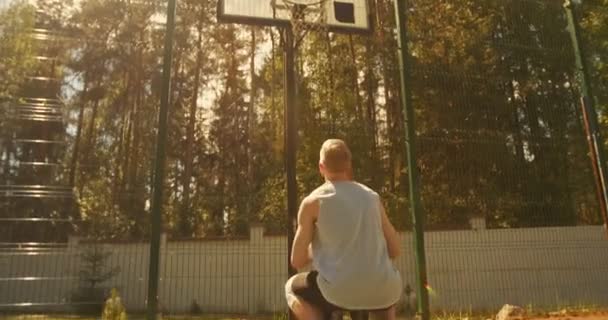 Basketbalisti. Sportovní rodinný otec a syn trénují s míčem na basketbalovém hřišti. Táta pomáhá klukovi skórovat. — Stock video