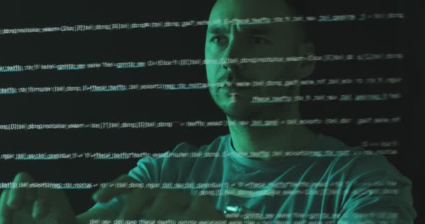 Erkek programcı çalışıyor, daktilo ediyor, kodluyor, verileri yenilikçi ekran teknolojisiyle analiz ediyor. Hacker Suçu — Stok video