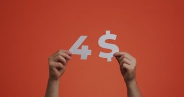 Dört dolar, el alışverişin maliyetini gösteriyor. Adam oyulmuş kağıttan yapılmış fiyat gösteriyor. İndirim, bağış, açık artırma konsepti