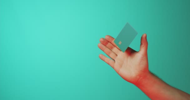 Mão masculina e modelo de levitação mockup cartão de crédito bancário com serviço on-line isolado em fundo verde — Vídeo de Stock