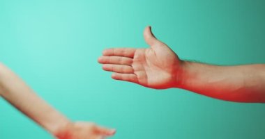 Yeşil zemin üzerinde online hizmet ile banka kredi kartı şablon modelleme ile sihirli hile gösteren ellerini kapat