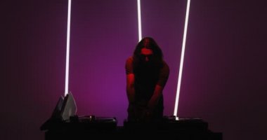 Pikabın genç ve havalı DJ 'i. DJ parti sırasında gece kulübünde çalıyor. Gece hayatı konsepti.