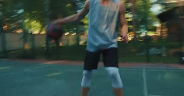 Amerikanischer Basketballprofi beim Dribbling auf dem Platz — Stockvideo