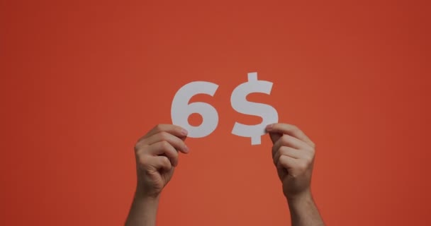 Şase dolari, mâini care arată costul achiziţiei. Omul arată preţul. Vânzare, donare, caritate, concept de licitație — Videoclip de stoc