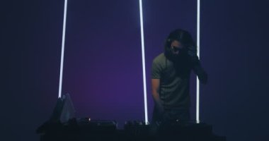 DJ konsolunda DJ 'lik yapan DJ gece kulübünde modern müzik çalıyor. Gece hayatı konsepti