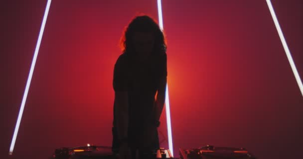 DJ super chlap během vystoupení poblíž DJ konzole v nočním klubu. Hudební moderní rave koncept — Stock video
