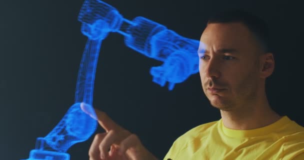 Männliche Designer Schöpfer rotierenden Manipulator 3D-Modell Hologramm mit interaktiven virtuellen Bildschirm. Moderne Technologien — Stockvideo