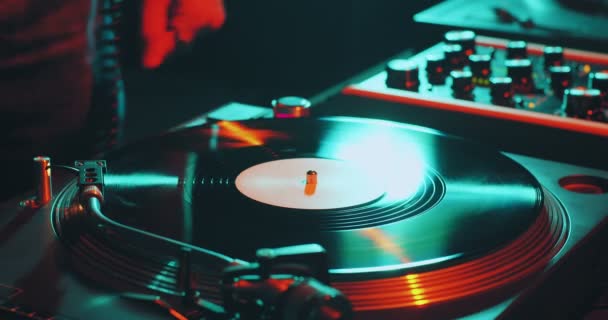 Deejay speelt muziek, zwarte vinyl plaat draait op DJ draaitafel tijdens party performance. Nachtleven — Stockvideo