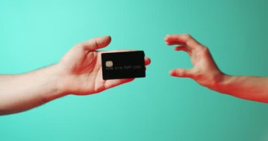 Çevrimiçi hizmet yeşil arka planda izole banka kredi kartı şablonu ver ve al