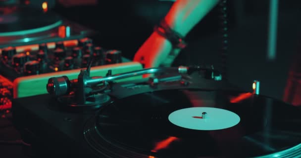 Deejay παίζει μουσική, μαύρο βινύλιο δίσκο γυρίζοντας σε DJ πικάπ κατά τη διάρκεια της παράστασης κόμμα. Έννοια νυχτερινής ζωής — Αρχείο Βίντεο