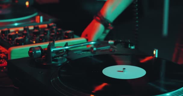 Deejay грає музику, чорний вініловий запис обертається на DJ turntable під час вечірнього виступу. Концепція нічного життя — стокове відео