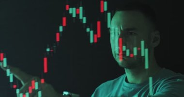 Gece çalışan iş adamı ekrana bakıyor ve dokunuyor, para birimi grafiğini hareket ettir. Borsa simsarı.